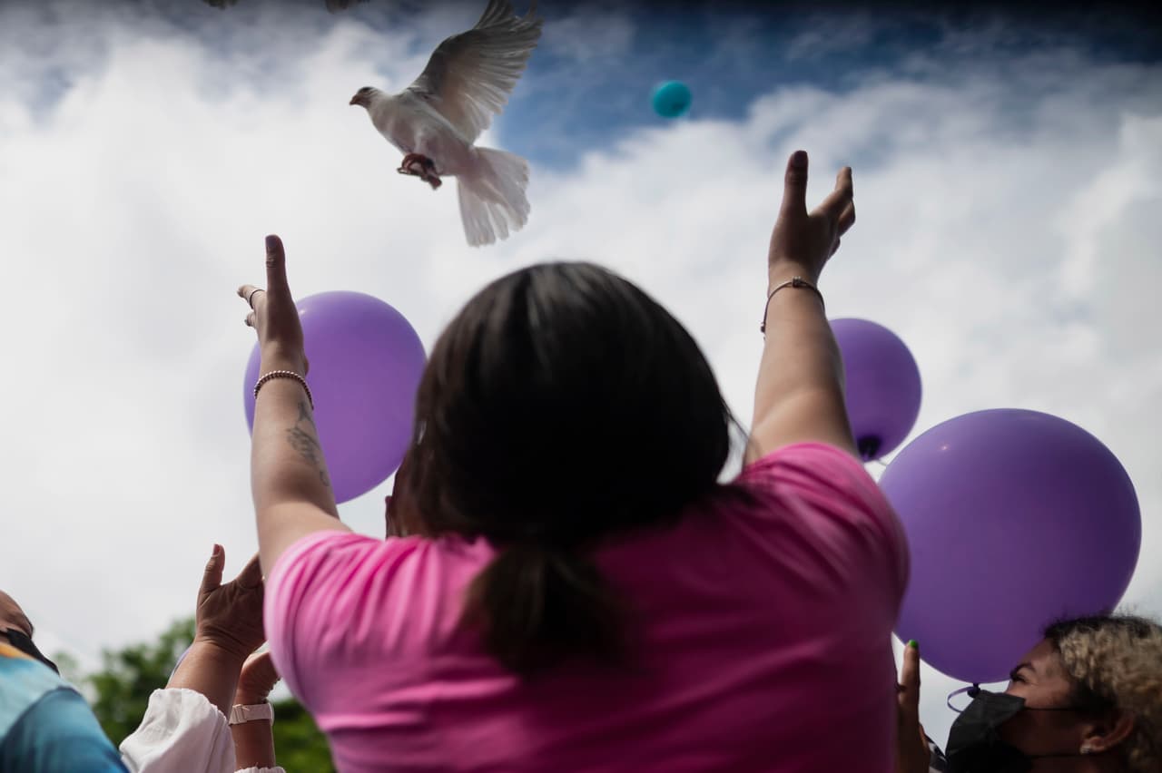 Familiares sueltan una paloma y globos durante el funeral de Keishla Rodríguez en el cementerio de Guaynabo en San Juan, Puerto Rico.