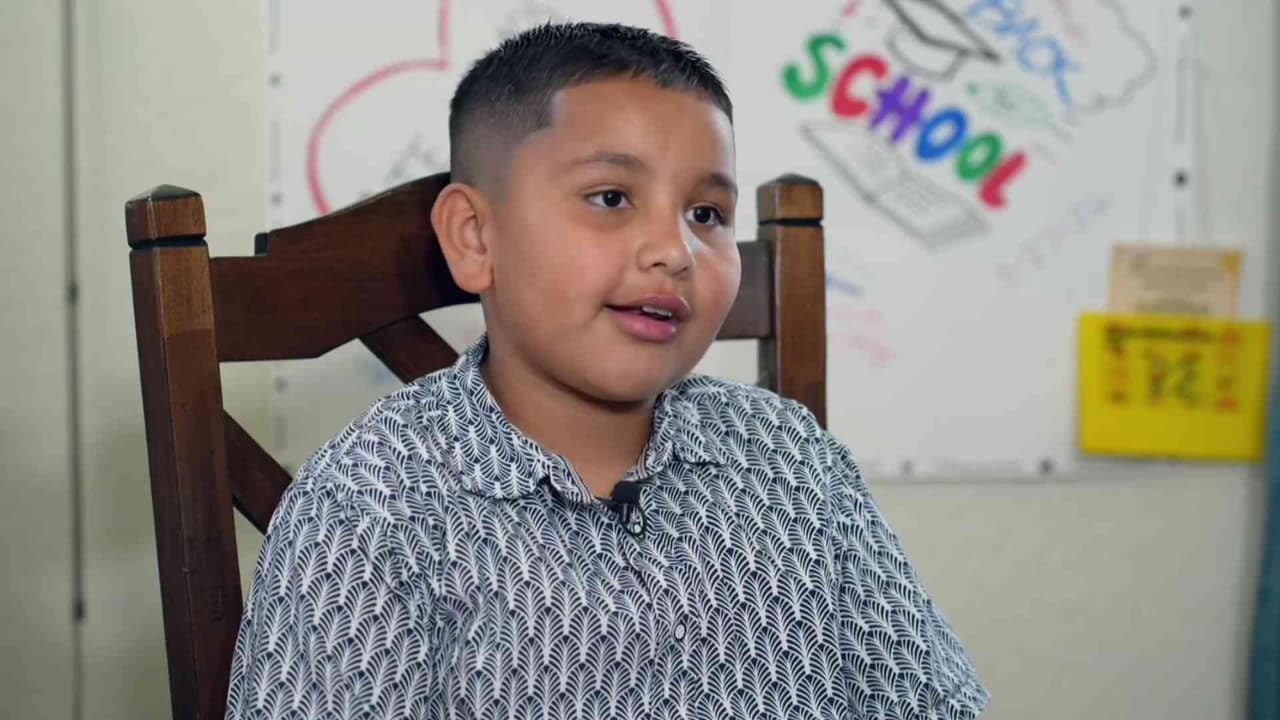Niño detenido en Dilley cumple su sueño al competir en torneo estatal de deletreo