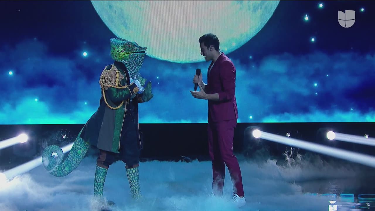 Después de develar el cuarto y quinto lugar del reality, los competidores restantes subieron una vez más a la tarima, esta vez acompañados de cantantes de lujo. Camaleón y Carlos Rivera inauguraron el último combate de la gala con 'Me muero', un tema de nuestro investigador en escena.