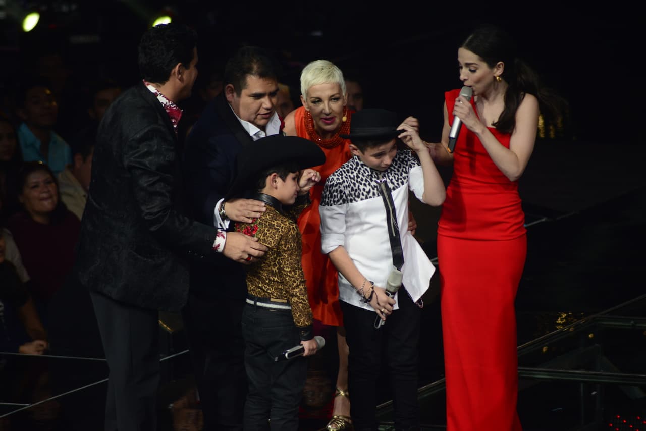 Esta ocasión los capitanes tuvieron que cantar con los papás y en la segunda etapa los hijos lo hicieron de manera individual para poder elevar la puntuación. Hubo doble eliminación y los Valdés dijeron adiós. Paty Cantú pasó por lo mismo que María León y sus dos familias se enfrentaron, quedando fuera los Tijerina.