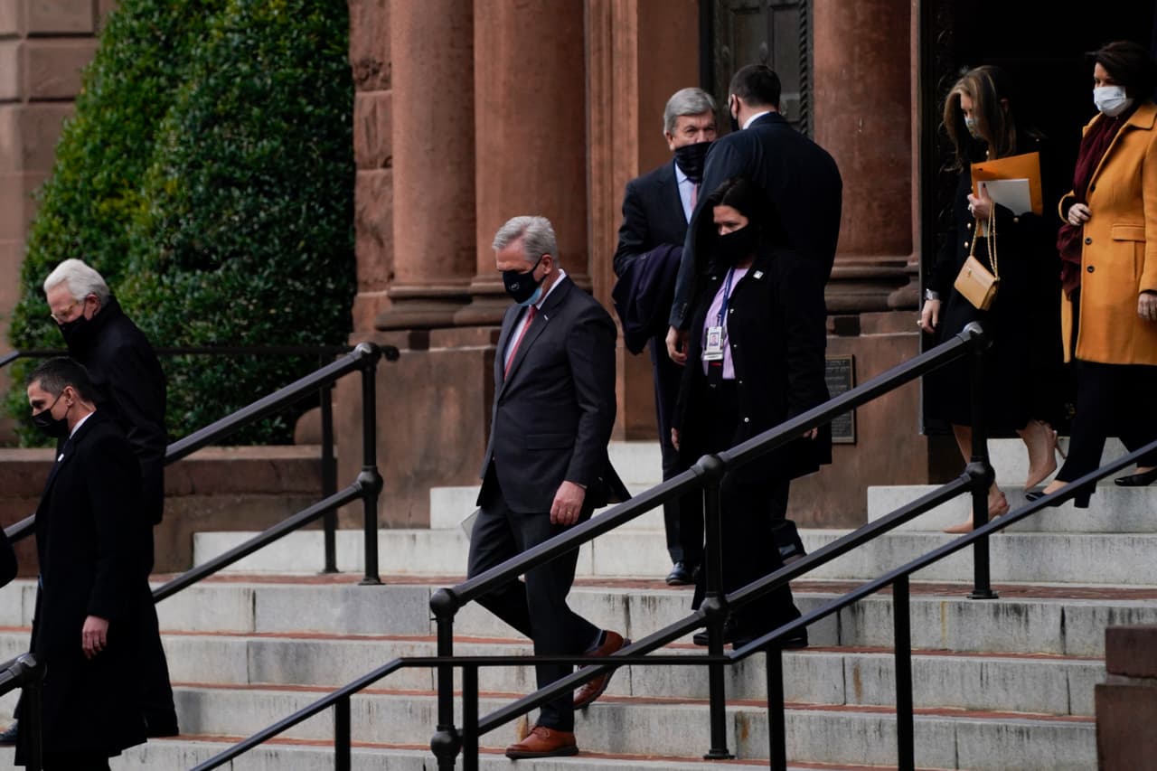 Personalidades de la política estadounidense a su llegada a la juramentación de Biden. Entre ellos el republicano Kevin McCarthy, líder de la minoría en la Cámara de Representantes.