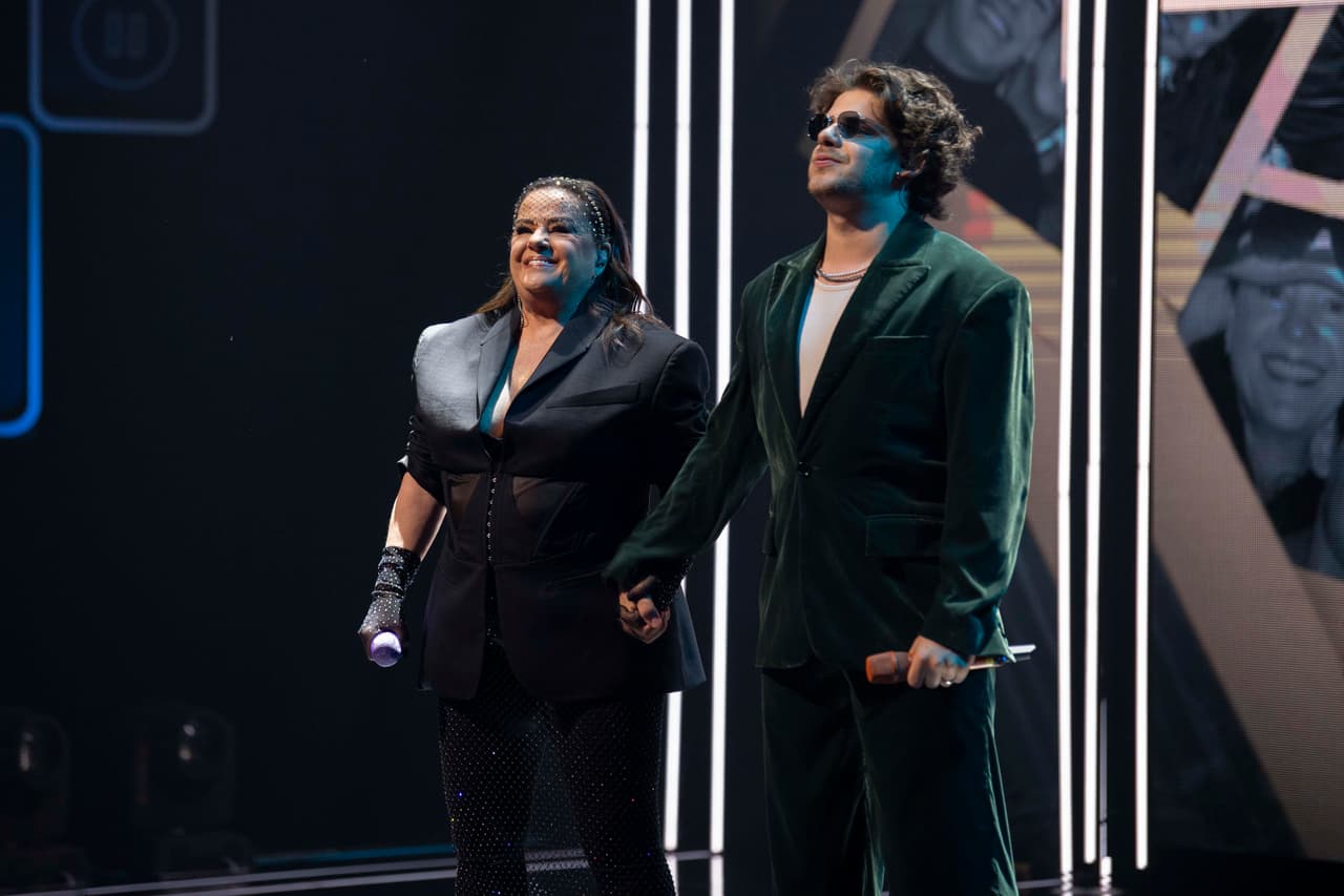 Joss Álvarez, hijo de Isabel Lascurain se deshacía en porras hacia la integrante de Pandora, quien dejó claro que esta era la primera ocasión que su retoño cantaba en TV.