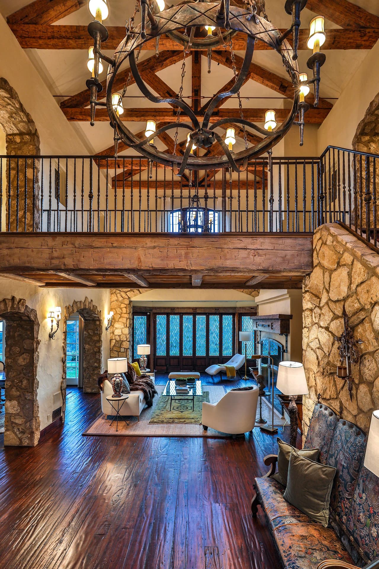 Espacio y mucha luz han distinguido la construcción.