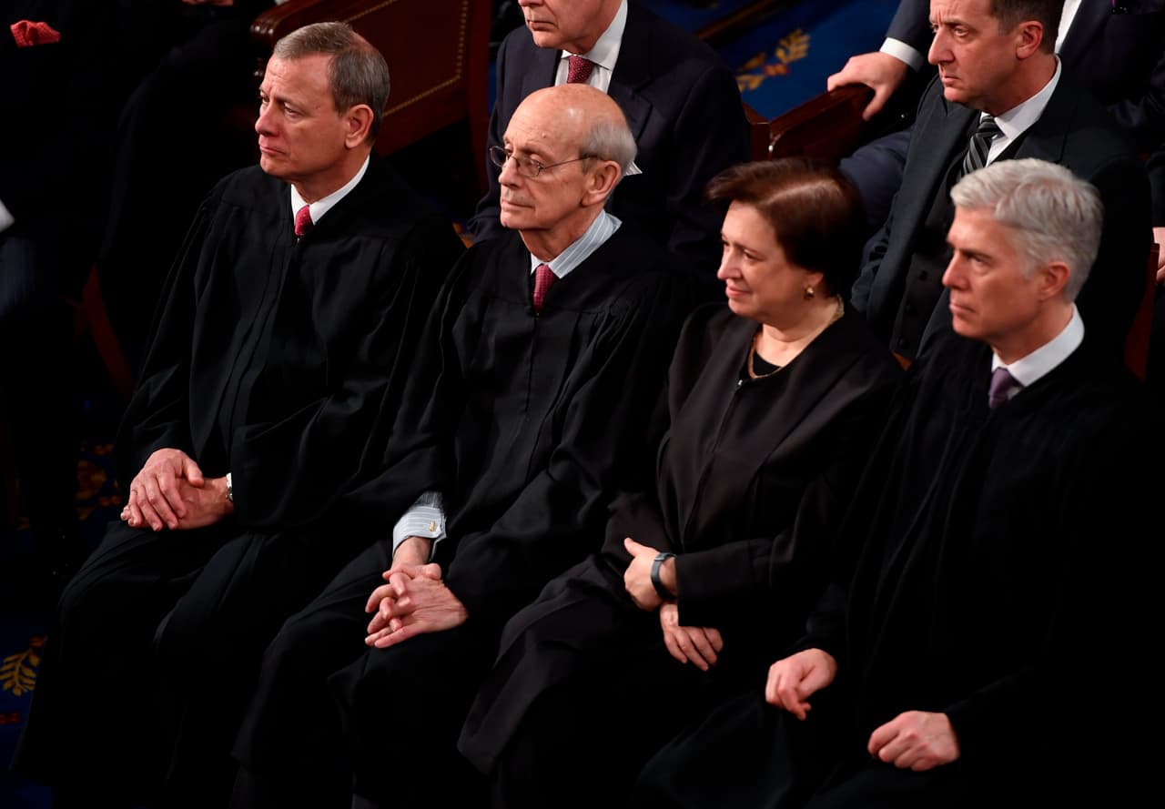 Cuatro jueces de la Corte Suprema presentes en el discurso del Estado de la Unión. John Roberts, Stephen Breyer, Elena Kagan y Neil Gorsuch.