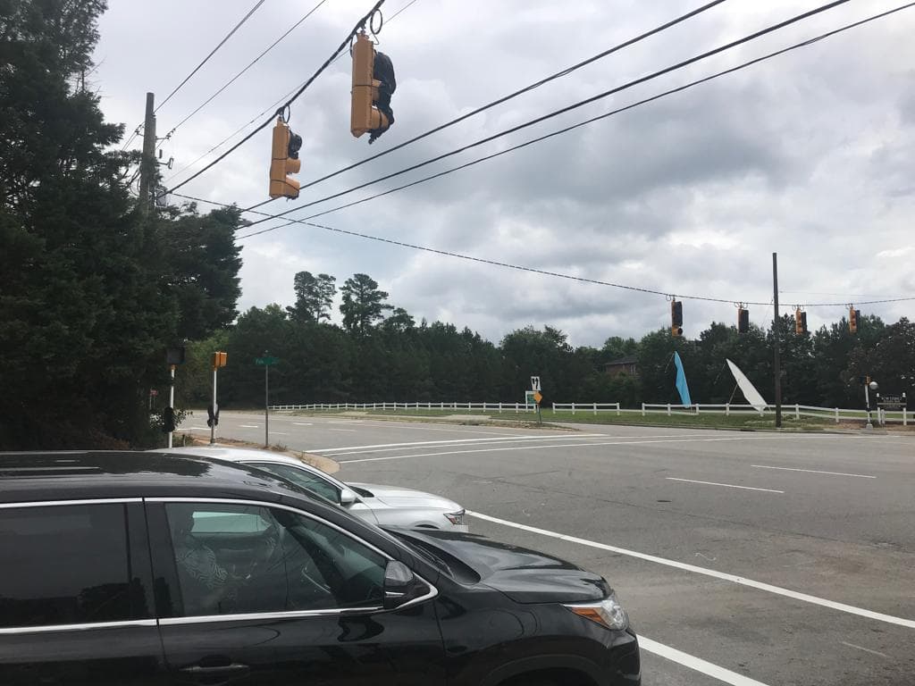 Solo falta retirar el plástico de las señales de tránsito en la intersección de Louisburg Road Fox Road en Raleigh para que los semáforos comiencen a funcionar