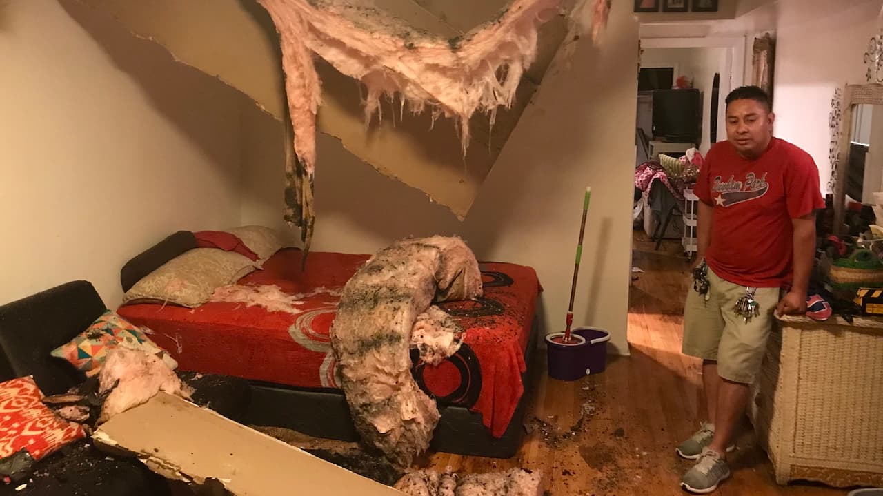 Colapsa el techo de un apartamento y afecta a dos familias hispanas en Chicago