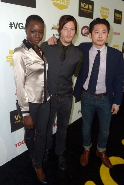 Con sus compañeros Norman Reedus (Daryl) y Steve Yeun (Glenn). Mira aquí los videos más chismosos.