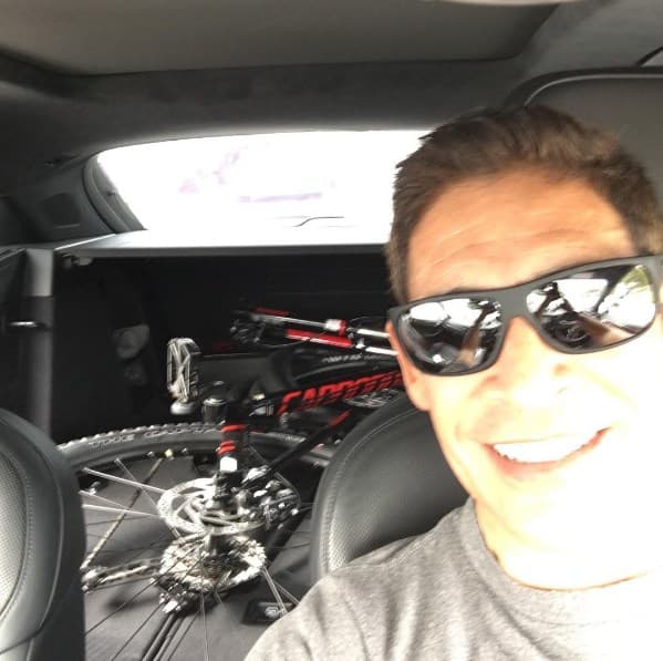 En sus redes sociales confesó que se siente como niño con juguete nuevo con su bicicleta de montaña.