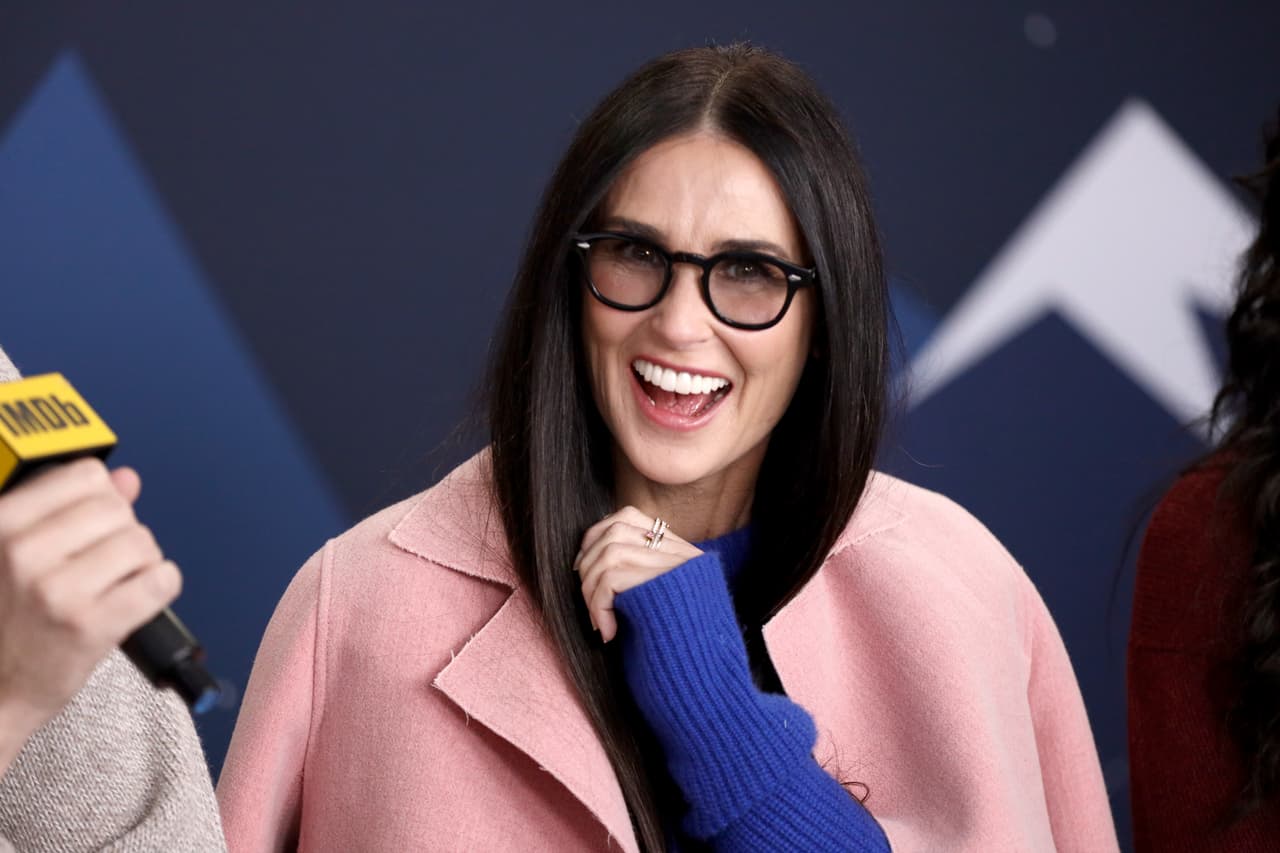 De acuerdo con la revista Quién, Demi se ha sometido a diferentes cirugías plásticas, como aumento de busto, blanqueamiento dental, arreglo en sus rodillas, lifting, bótox y colágeno.