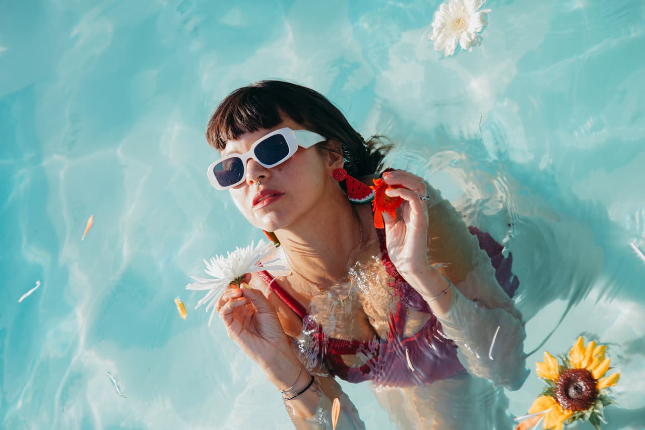 <h2 class="cms-H2-H2"><b>BOMBA ESTÉREO</b></h2>
<br>
<br>La música hecha con sentido es reconocida en Premios Juventud y, en esta ocasión, el grupo colombiano es merecedor de estar nominado en la categoría 
<b>Video Con El Mensaje Más Poderoso</b> por ‘Tierra’.