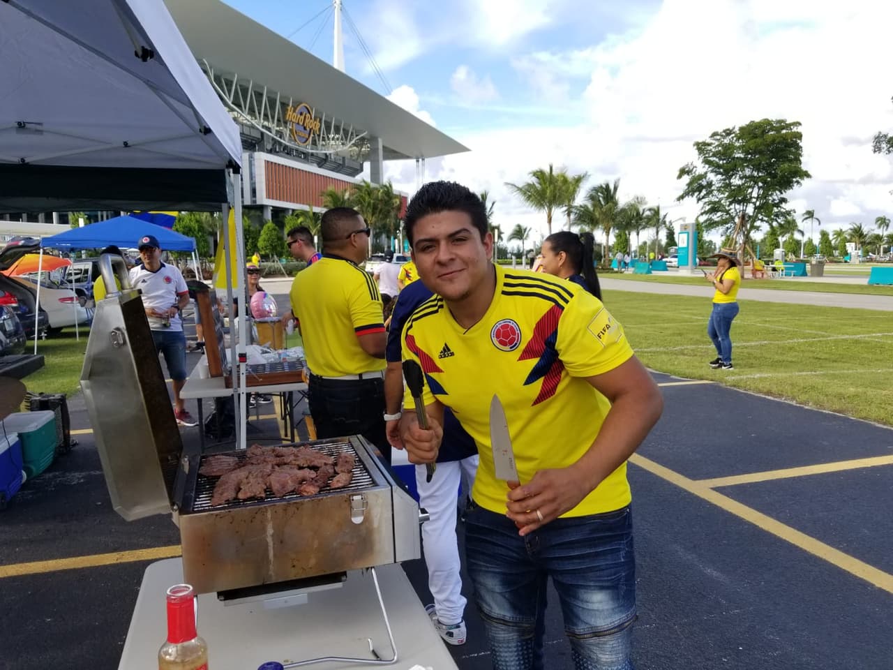 Un resultado delicioso del asado con los fanáticos colombianos cerca del estadio.