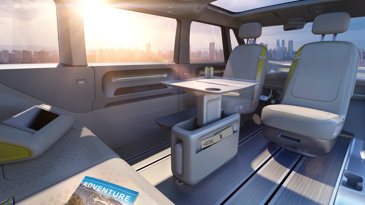 El interior permite convertir el habitáculo completo de la Volkswagen I.D. Buzz Concept en una sala de reuniones o relajación, con la posibilidad, inclusive, de contar con una
<b>mesa propia</b>.
