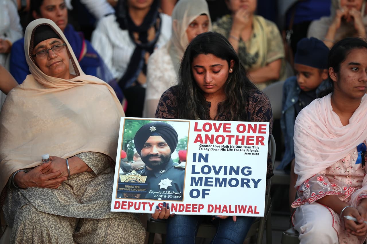 Cientos de personas acudieron al llamado para rendir tributo al oficial del condado Harris, 
<b><a href="https://www.univision.com/local/houston-kxln/balean-a-un-oficial-del-sheriff-del-condado-harris-al-noroeste-de-houston">Sandeep Dhaliwal,</a></b> que fue asesinado a tiros el pasado viernes 27 de septiembre mientras realizaba una parada de tráfico.