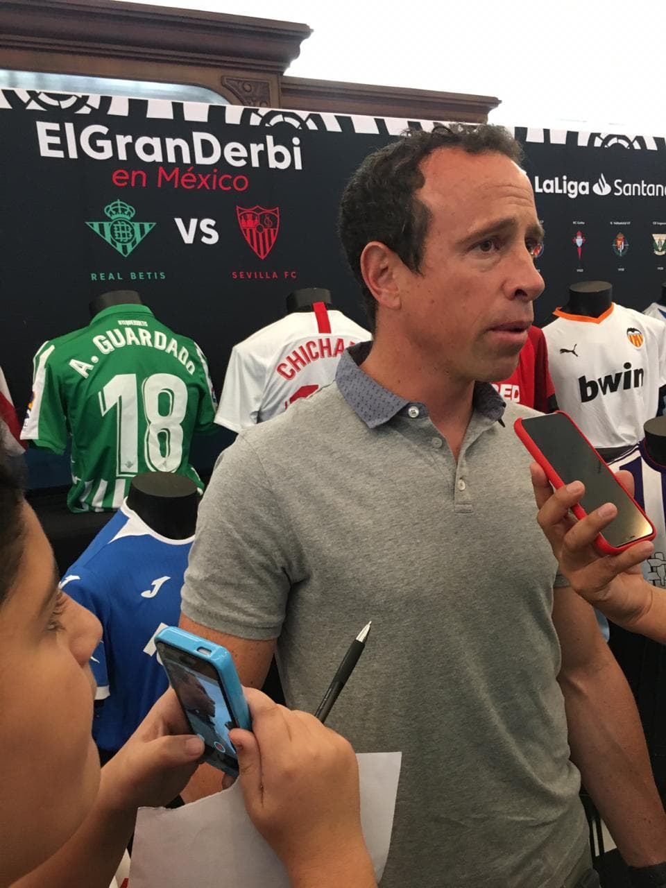 Gran ambiente en la Ciudad de México para vivir 'El gran Derbi' entre el Betis y el Sevilla.
