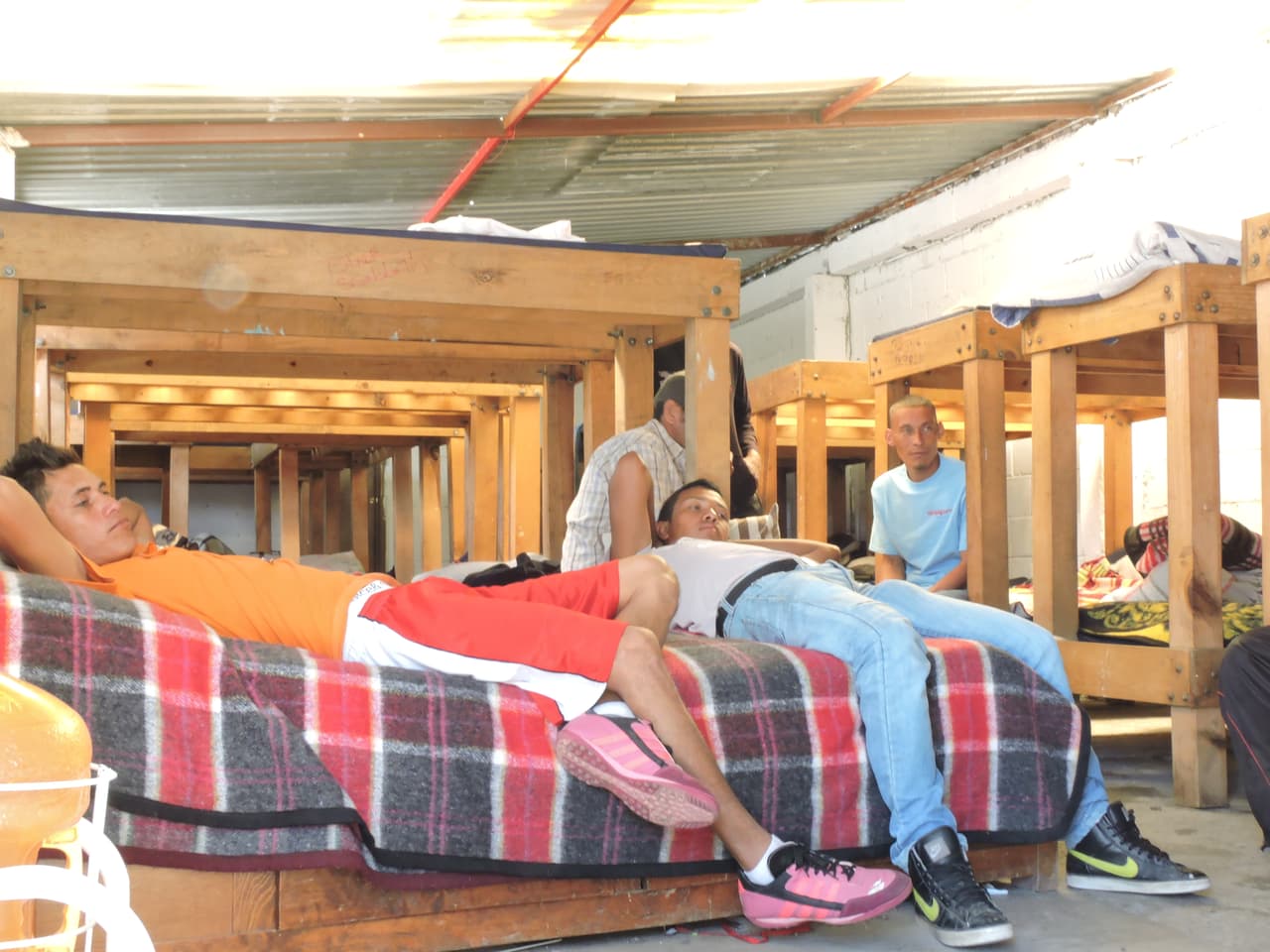 Los albergues sin fines de lucro han apoyado a los migrantes durante su paso por México. Muchas de las víctimas agredidas en La Bestia han acudido a estas estancias para recuperar fuerzas y curar sus heridas.