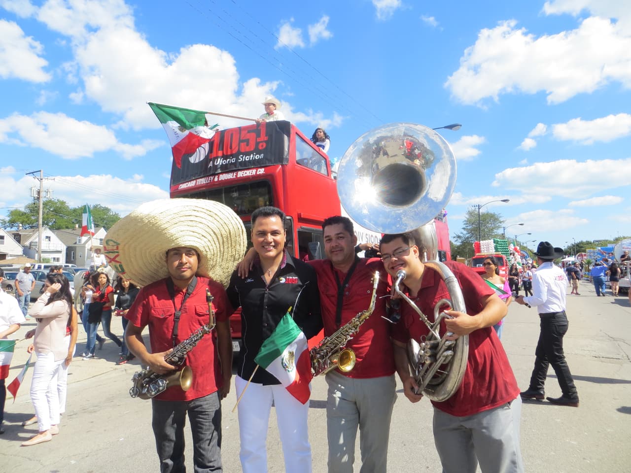 Talento de Univision dijo presente en este tradicional Desfile de La Villita de la Calle 26, donde vivimos con mucho orgullo las fiestas Patrias. ¡Viva México!