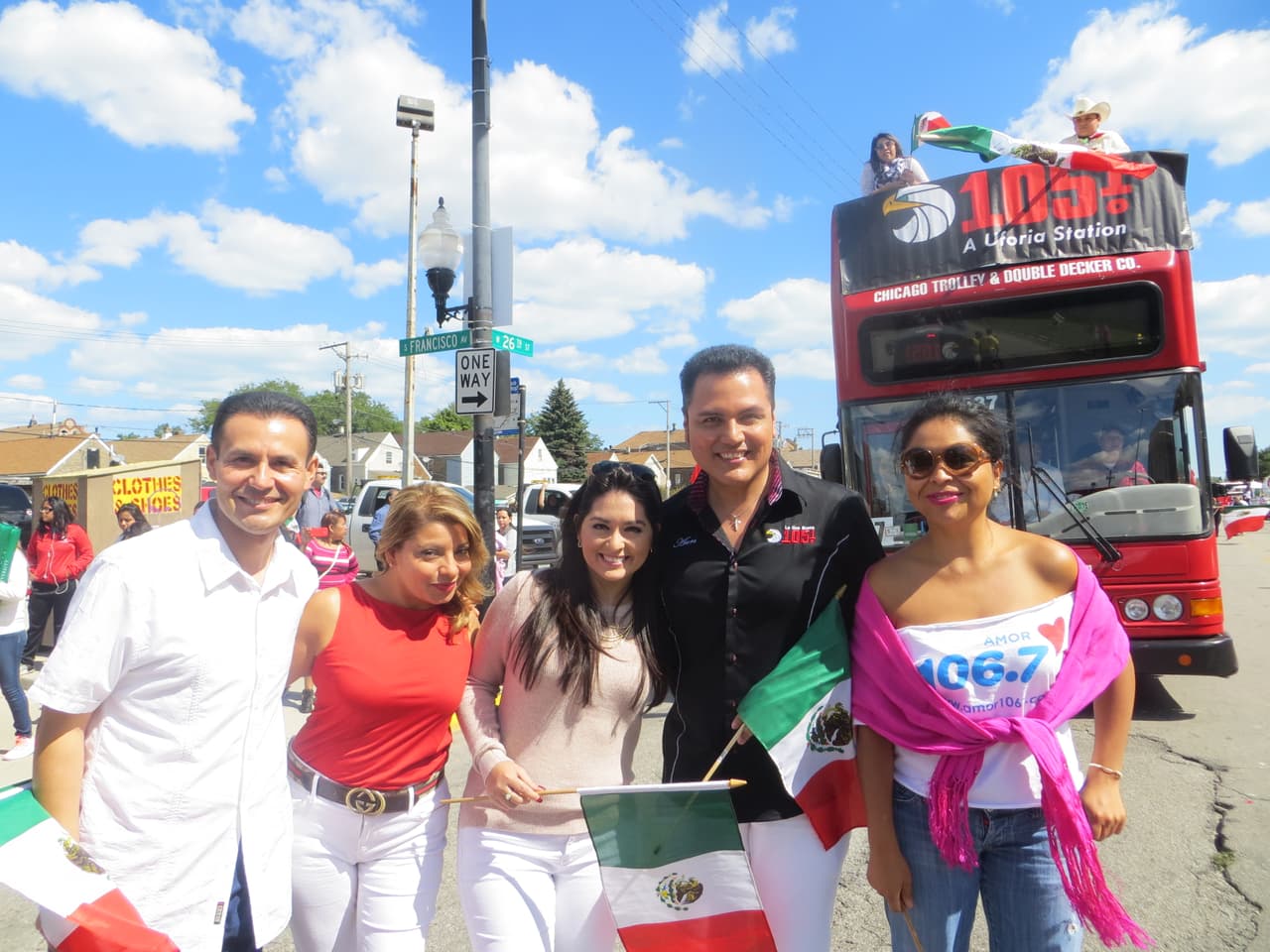 Talento de Univision dijo presente en este tradicional Desfile de La Villita de la Calle 26, donde vivimos con mucho orgullo las fiestas Patrias. ¡Viva México!