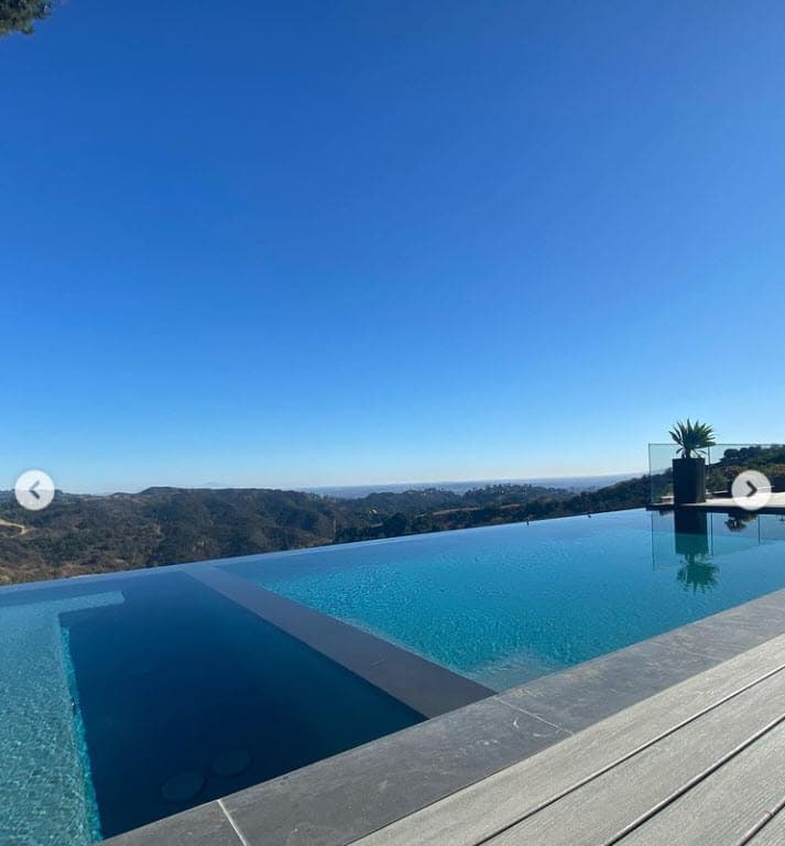 Además, se hospedaron en un lugar con vistas inigualables y una piscina en medio de las montañas. 
<br>