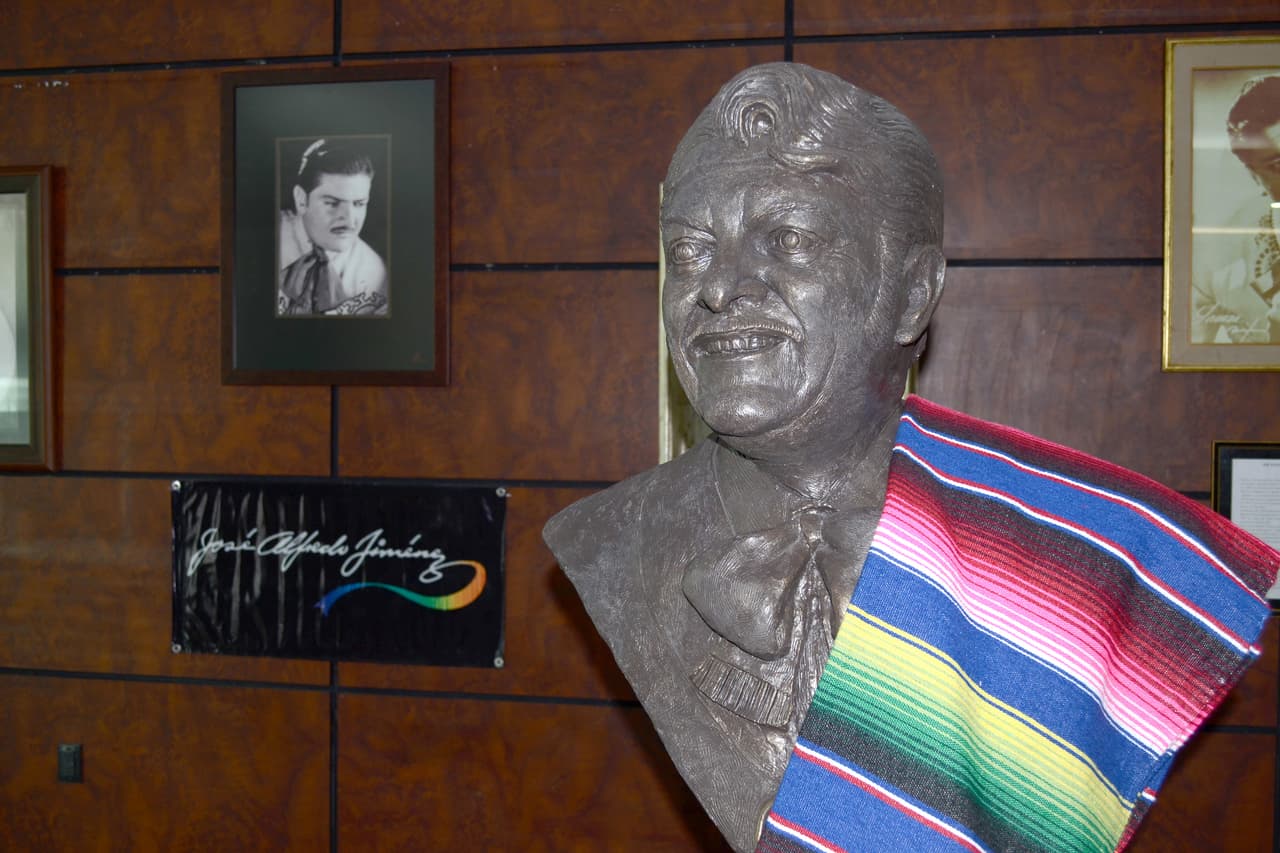 Esta serie es un homenaje al cantante y compositor de regional mexicano y forma parte de los festejos por el 70 aniversario de su trayectoria musical. Además de esta producción, se contemplan una película y un libro de anécdotas escrito por José Alfredo Jiménez hijo.