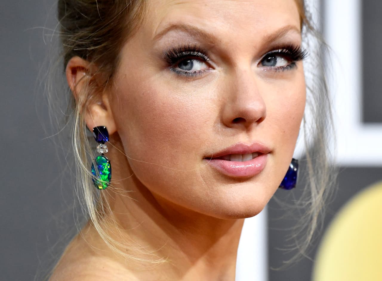 <b>Puesto 5: Taylor Swift, cantante. </b>
<br>
<br>
<b>371.3 millones de seguidores en redes sociales.</b>
<br>
<br>
<a href="https://www.instagram.com/taylorswift/"><u>Instagram</u></a>: 164 millones de seguidores.
<br>
<br>
<a href="https://www.facebook.com/TaylorSwift"><u>Facebook</u></a>: 76 millones de seguidores.
<br>
<br>
<a href="https://twitter.com/taylorswift13"><u>Twitter</u></a>: 88.5 millones de seguidores.
<br>
<br>
<a href="https://www.youtube.com/user/taylorswift"><u>Youtube</u></a>: 42.8 millones de seguidores.