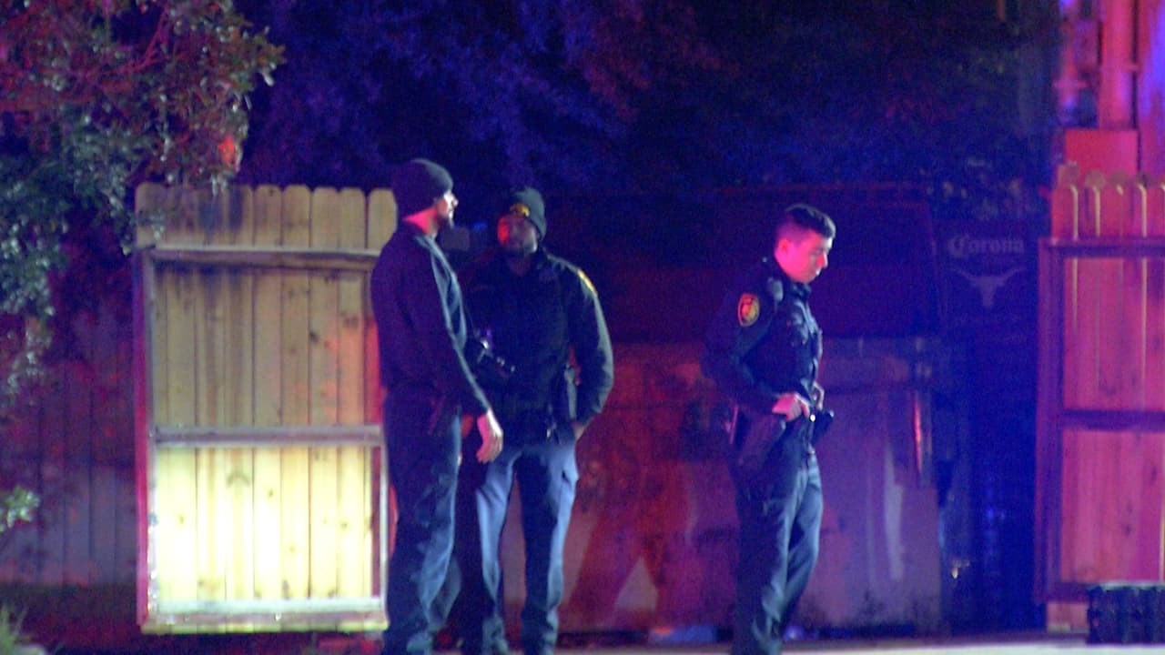 Un cadáver fue abandonado y luego calcinado dentro de un contenedor de basura ubicado en una gasolinera, al suroeste de San Antonio.