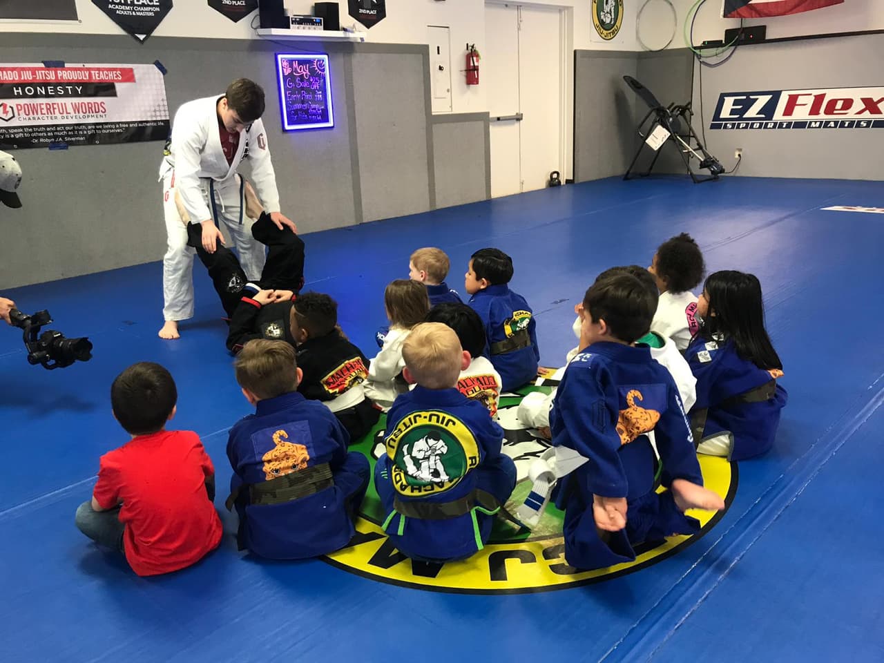 Este arte marcial también desarrolla la coordinación, el balance y es una disciplina que mantiene a los pequeños activos y alertas.
<br>