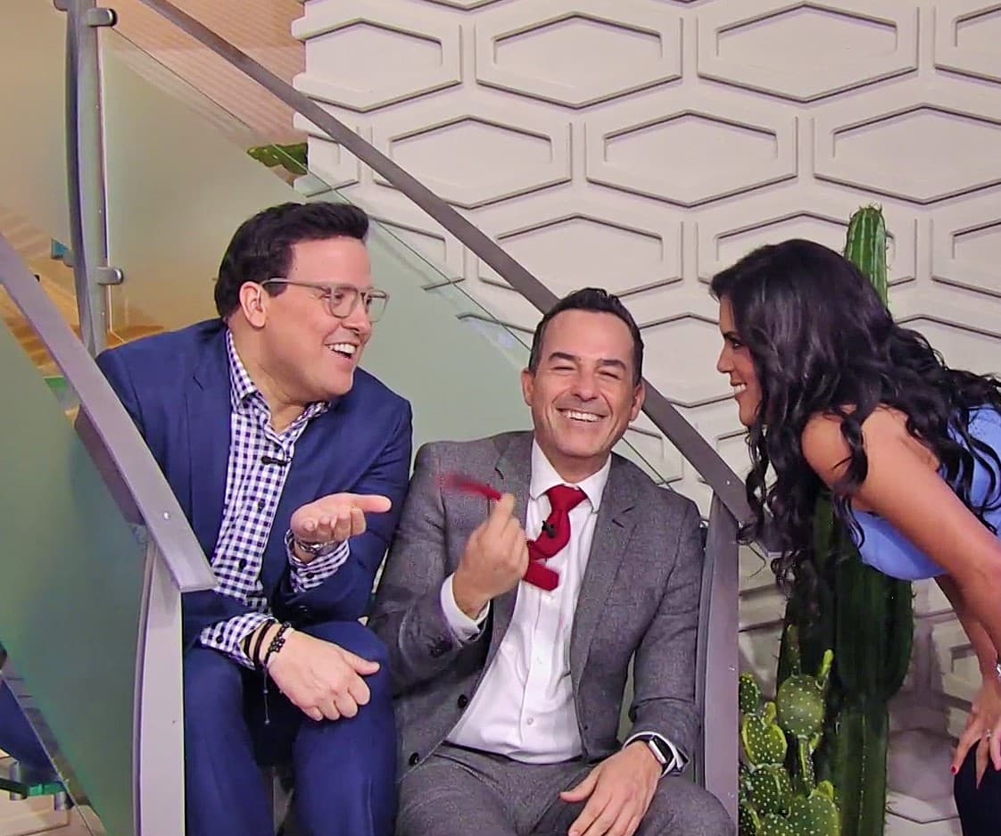 Después de la sesión de ejercicio, Fran retó a sus compañeros a mostrar la pancita que traen después de las vacaciones. Carlos respondió "no hay que enseñarla, ahí está, se enseña sola".