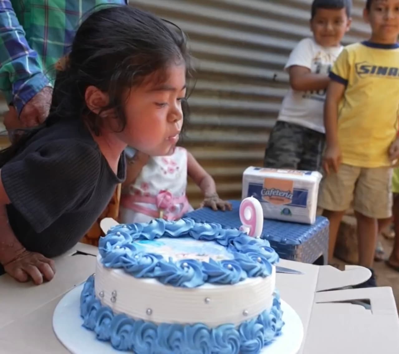 En su día de cumpleaños, y para darles un poco de alegría, Astrid tuvo un pastel que compartió con su familia y otros niños que viven en la zona.
<br>