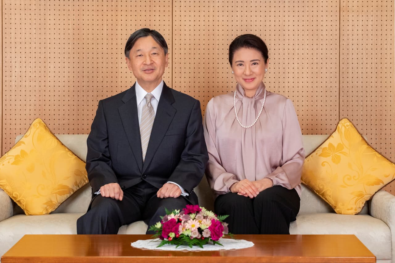 Más allá de las fotos, es de destacar que la esposa del emperador Naruhito aprovechara esta comunicación para hablar de su enfermedad, ocasionada por las presiones inherentes a su posición.