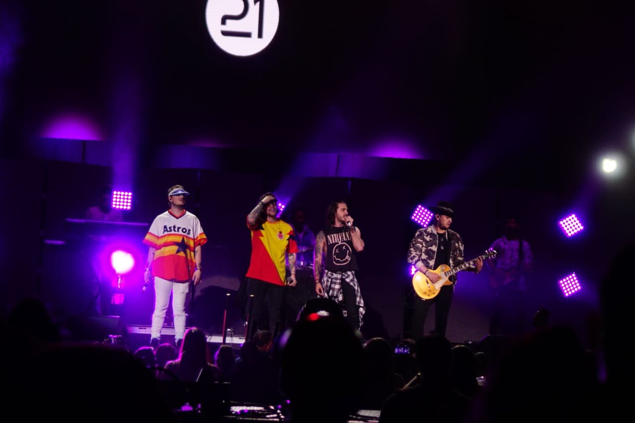 <b>Piso 21</b> abrió el concierto de Uforia Mix Live y marcaron el tono para una noche espectacular.
<br>