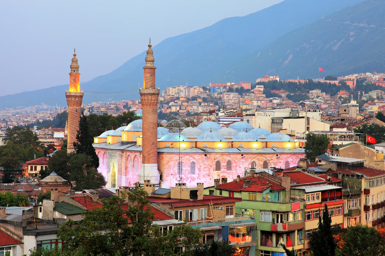 <h3 class="cms-H3-H3">Bursa, Turquía</h3>
<br>
<br>Bursa es la cuarta ciudad más grande de Turquía y, a menudo, se la conoce como "Bursa verde", en referencia a sus numerosos parques y jardines. Un apartamento cerca del centro de la ciudad y los gastos de manutención le costarían alrededor de $650 por mes.
<br>
<br>🌎Costos mensuales para una persona sin renta: $491.31 dólares
<br>🌎 Costos mensuales estimados de una familia de cuatro sin renta: $1,711 dólares
<br>🌎 Índice de calidad de vida: 147.11
<br>