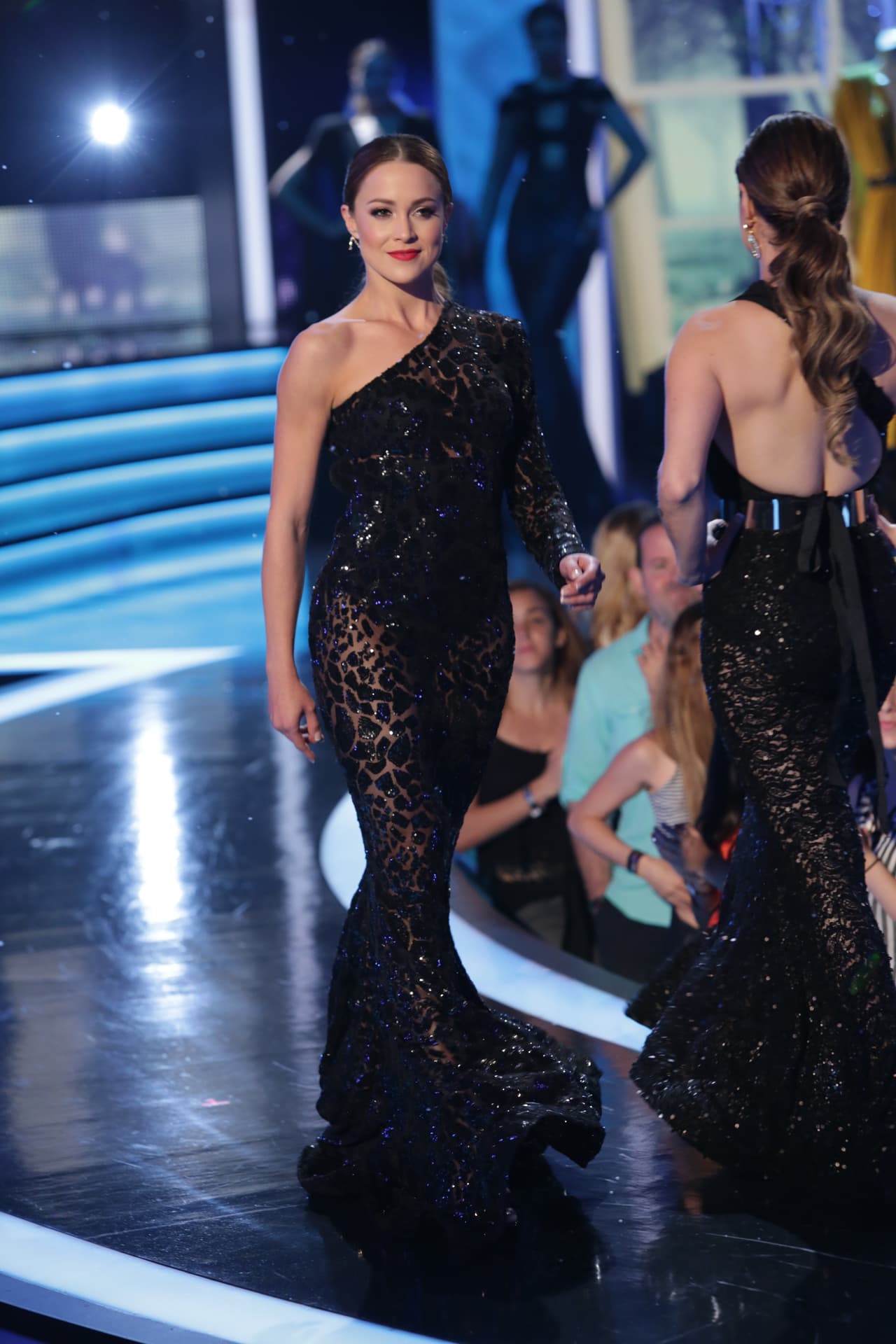 El reconocido diseñador estadounidense que ha vestido a celebridades como Jennifer López y Lady Gaga vistió a las chicas en un desfile de alta costura inolvidable.