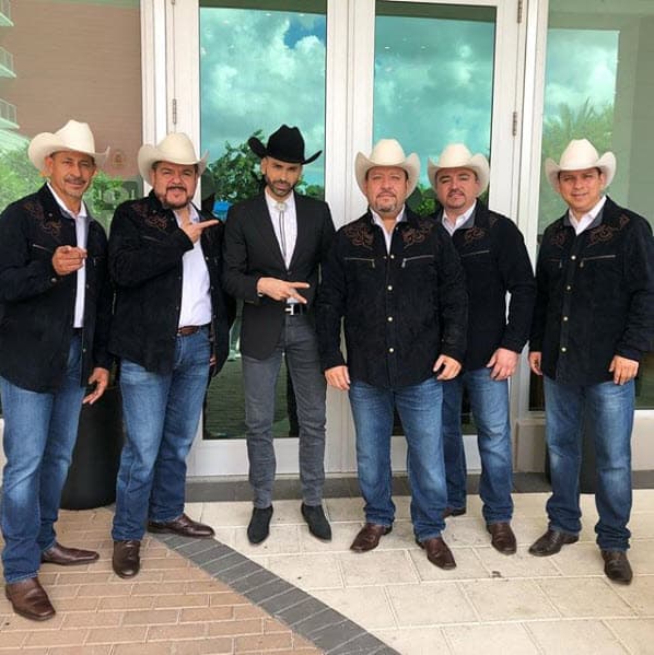 Después de su visita al estudio, Jomari Goyso se tomó un par de fotografías con ellos vestido como vaquero, con las cuáles bromeó en Instagram.