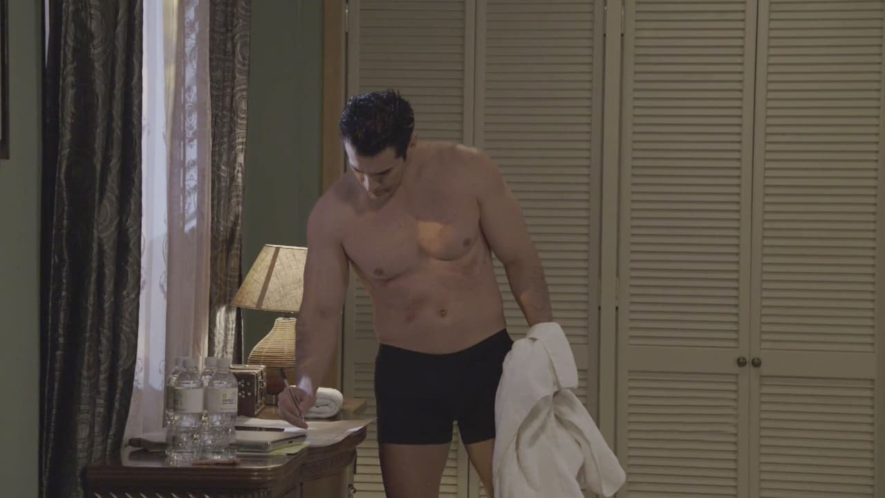 Ya lo vimos en una escena sin ropa y nos dejó sin aliento, pues demostró su muy trabajado abdomen.