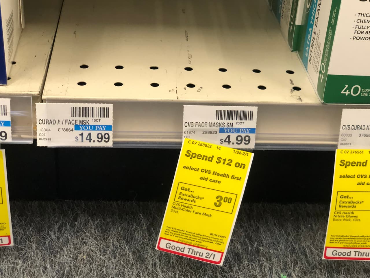 Pero los virus, según dicen los expertos, una vez que son expulsados del cuerpo pueden vivir hasta 24 horas, por lo que las mascarillas no son suficientes. 
<br>