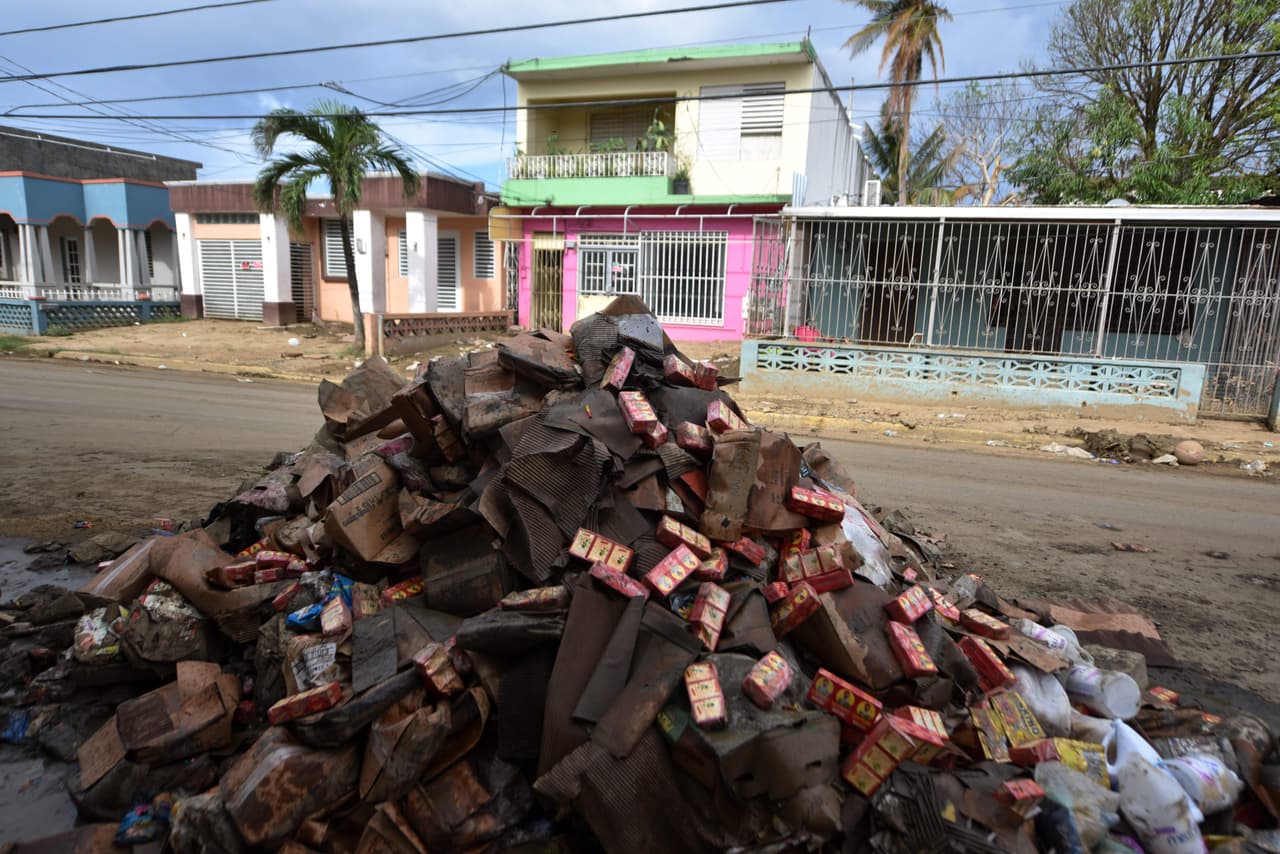 Toa Baja está cubierta de escombros y la ayuda de FEMA no llega a familias que perdieron todo tras paso de ciclón
