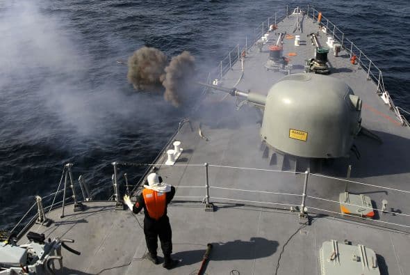 - La resolución 1737 (del 23 de diciembre de 2006) exige la suspensión de las actividades sensibles de Irán y decide que todos los Estados miembros deben evitar abastecer de material o tecnología que puedan contribuir a sus programas nuclear y balístico. Decidió el congelamiento de fondos y haberes financieros de 10 entidades y 12 personalidades implicadas en esos programas.