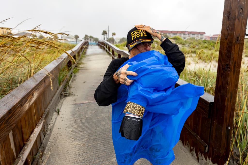 Amy Tittle, madre de un surfista, casi pierde su gorra (cachucha) mientras intentaba tomar fotos a su hijo surfista, que aprovechó las olas creadas por la llegada de la tormenta tropical Debby a Tybee Island.