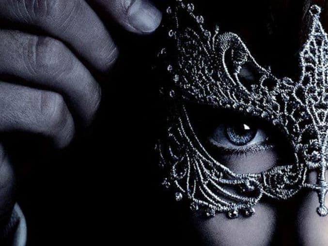 Tras la polémica
<i> Cincuenta sombras de Grey, la secuela <b>Cincuenta sombras más oscuras </b></i>estaba obligada.