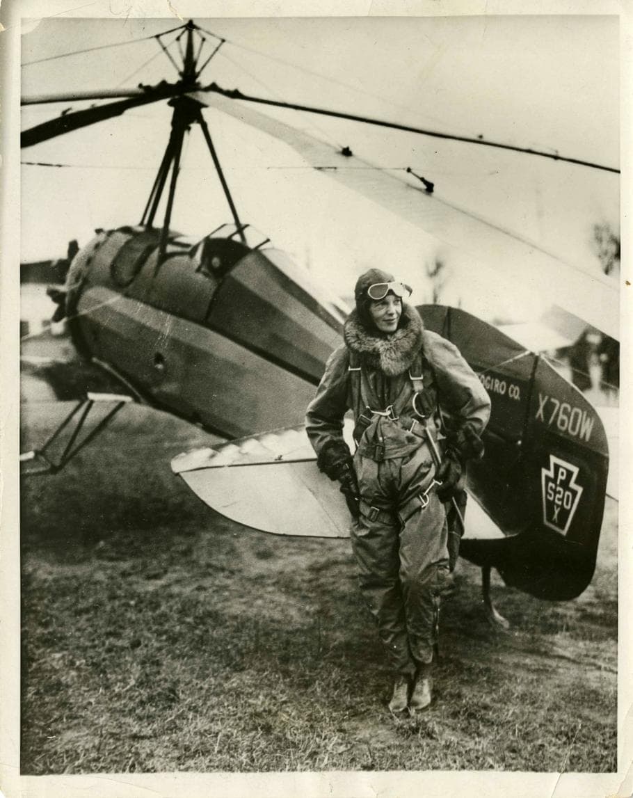 Amelia Earhart fue la primera mujer en pilotar un autogiro, que disponía de palas giratorias para aumentar la sustentación y permitir aterrizajes cortos.