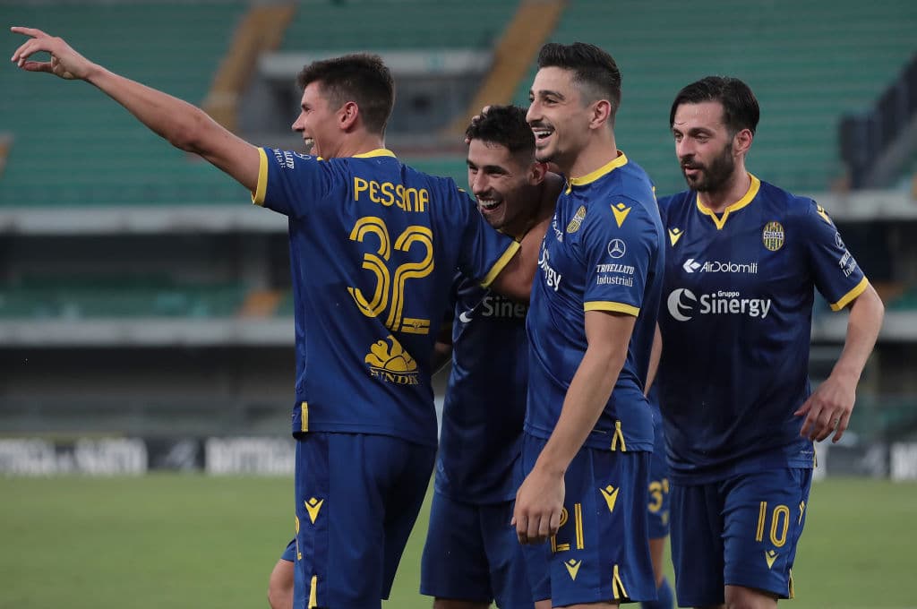 Con resultados de Hellas Verona 3-0 SPAL, Lazio 2-0 Brescia, Sampsoria 1-4 Milán, Sassuolo 5-0 Genoa, Udinese 1-2 Lecce, Fiorentina 4-0 Bologna y Torino 2-3 Roma, la penúltima jornada del futbol italiano.