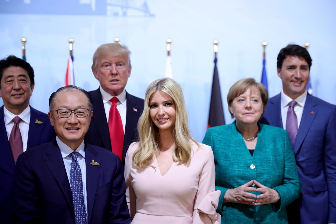 Ivanka Trump junto a Jim Yong Kim (presidente de Banco Mundial). Detrás, el mandatario japonés Shinzo Abe, Donald Trump, la canciller alemana Angela Merkel y el primer ministro canadiense Justin Trudeau.