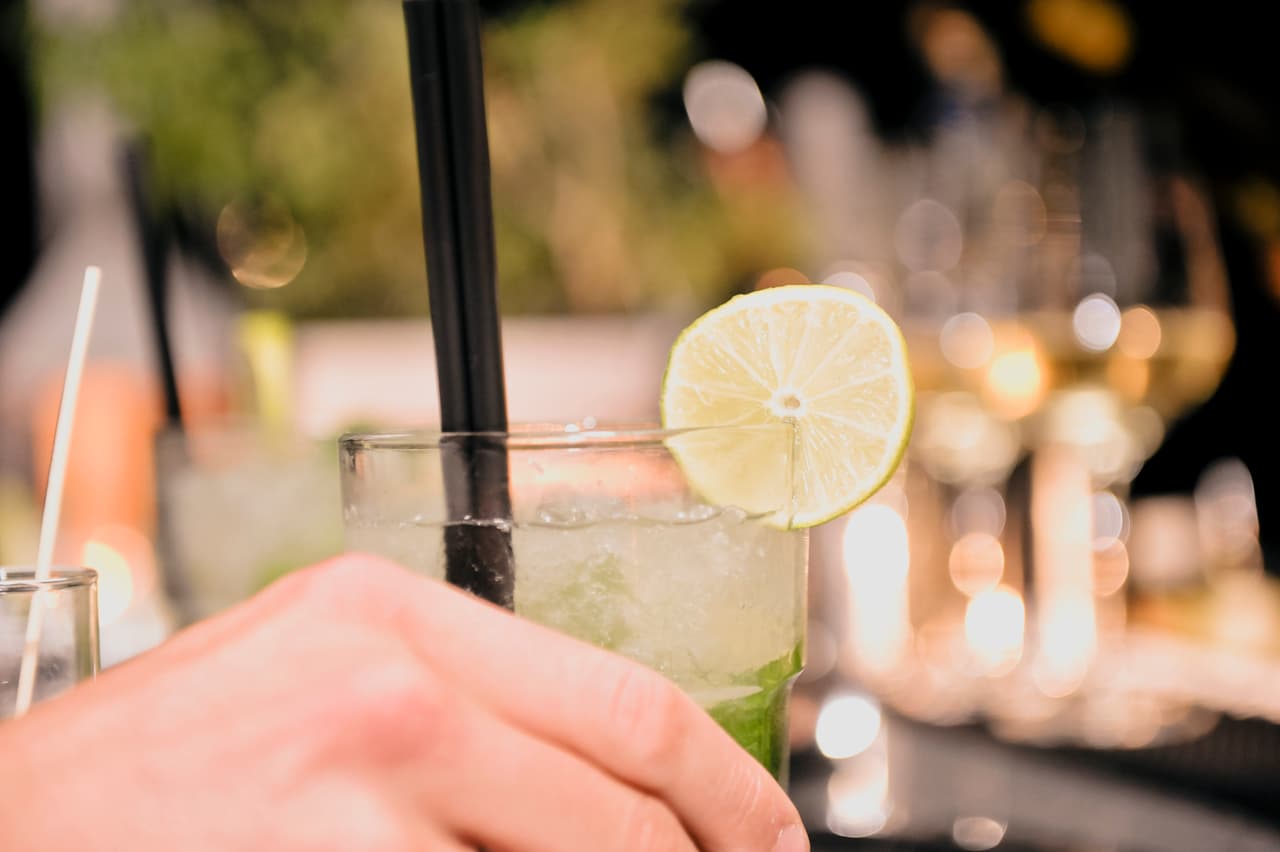 <b>Limón en la bebida</b>
<br>Por más refrescante que suene pedirle a tu mesero una rodaja de limón para tu bebida, quizás no sea una buena idea, ya que muchas veces el personal 
<a href="http://uni.vi/DtFX30dbOOF">no tiene las manos muy limpias</a> o no refrigeran los limones. Los investigadores untaron las manos de voluntarios con bacterias no infecciosas y 
<a href="https://www.researchgate.net/publication/317982006_Transfer_of_Escherichia_Coli_to_Lemons_Slices_and_Ice_during_Handling">midieron la transferencia a limones secos o mojados</a>. Encontraron que 
<b>100% de los limones mojados mostraron rastros de bacterias</b>, en comparación con 30% de los limones secos.