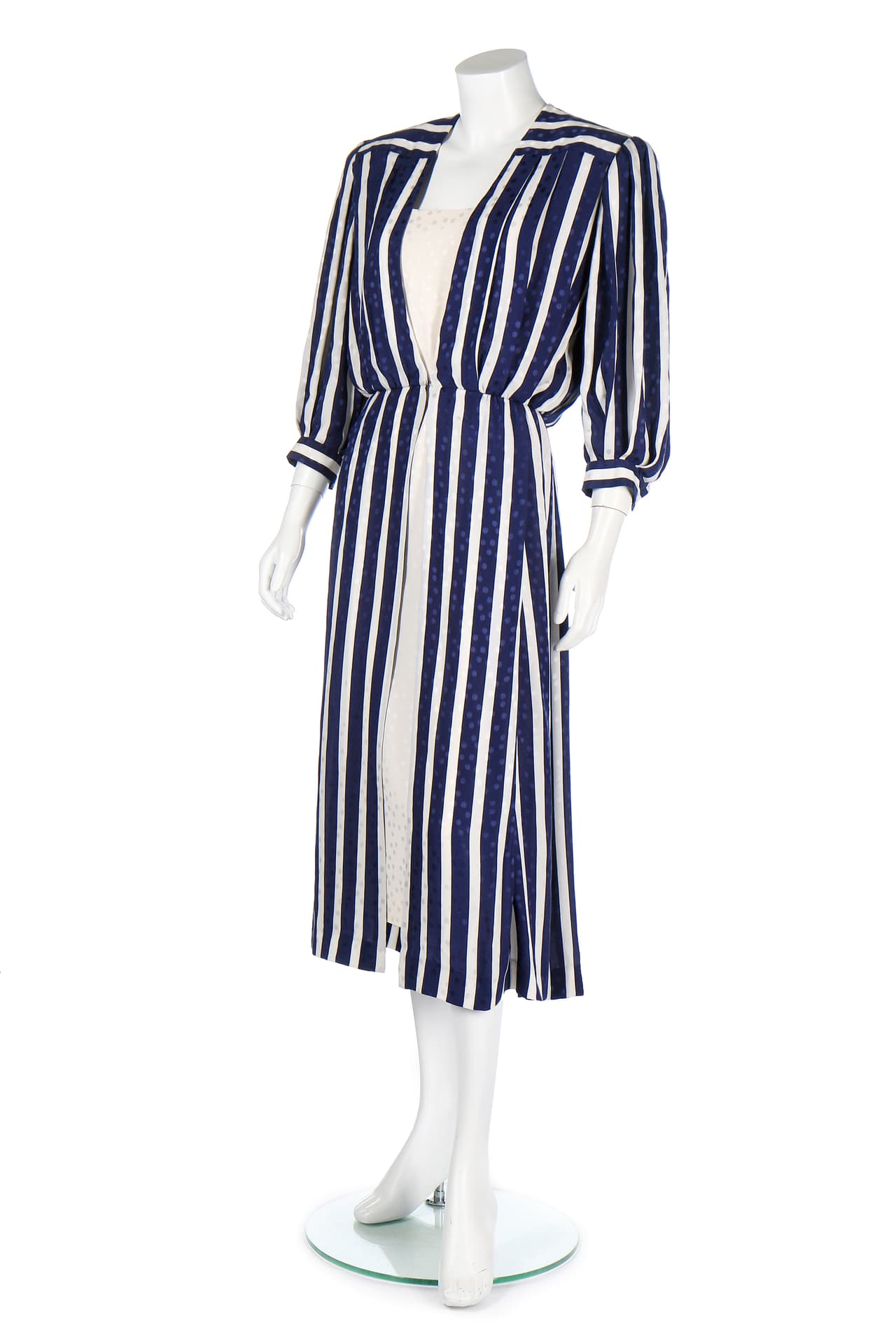 El primer vestido es este diseño náutico de seda con rayas blancas creado por David y Elizabeth Emanuel, el cual se vendió por 133,073 dólares.