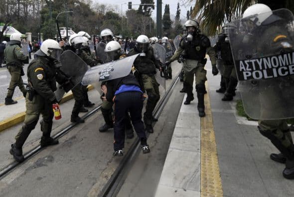 "Están haciendo de nosotros la China de Europa. El único resultado de las nuevas medidas no será salvar a Grecia, sino salvar a los bancos", afirmó Syntagma Andreas Elmazoglu, estudiante de ingeniería.