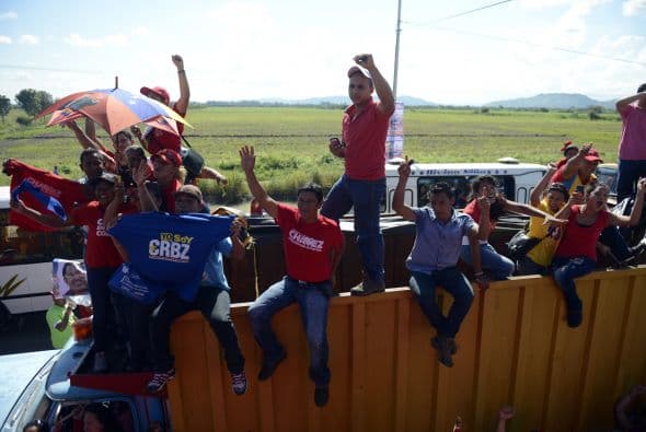 Paralelamente continúan los preparativos para las elecciones y hoy la presidenta del Consejo Nacional Electoral (CNE) de Venezuela, Tibisay Lucena, anunció que a partir del martes comienza la distribución del material en los centros de votación.
