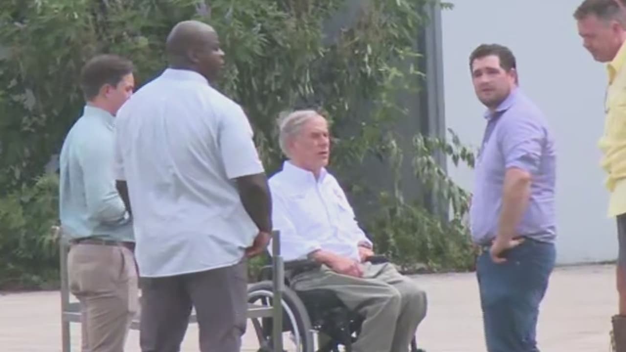 Gobernador Abbott recorre el campamento Mystic donde murieron al menos 14 niños