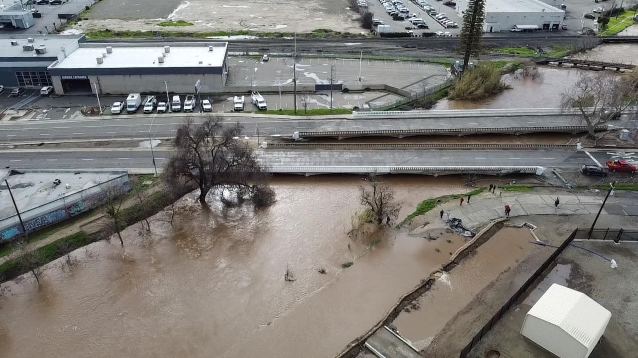El agua colapsó las principales vías de comunicación en Planada.