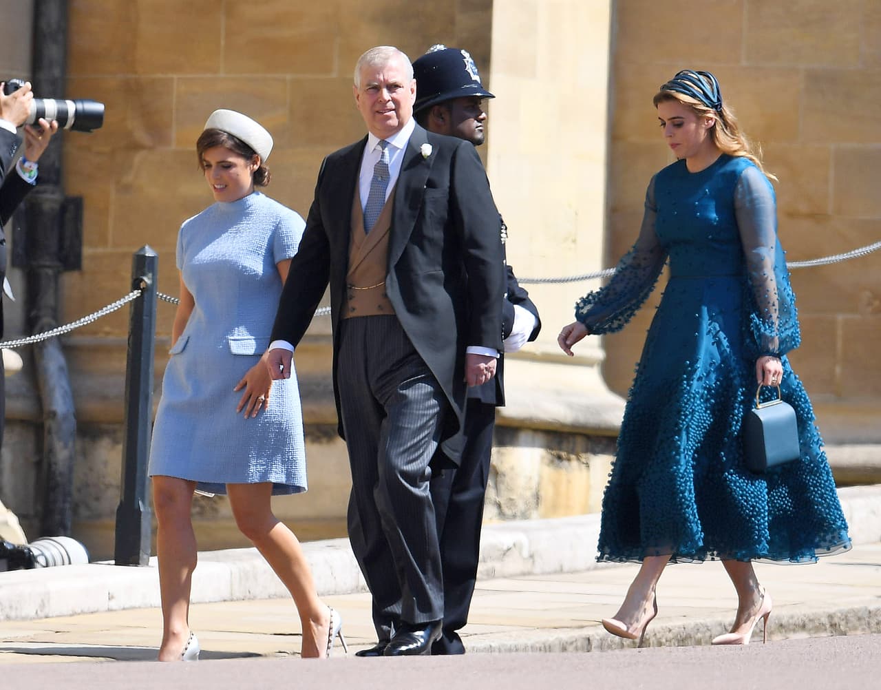 Las hijas del príncipe Andrés, duque de York, han refinado su gusto en la moda, tal como se vio en la boda de Harry y Meghan, donde sus atuendos (especialmente el de Eugenie) contrastaron con su extravagante indumentaria en la boda de William y Kate en abril de 2011.