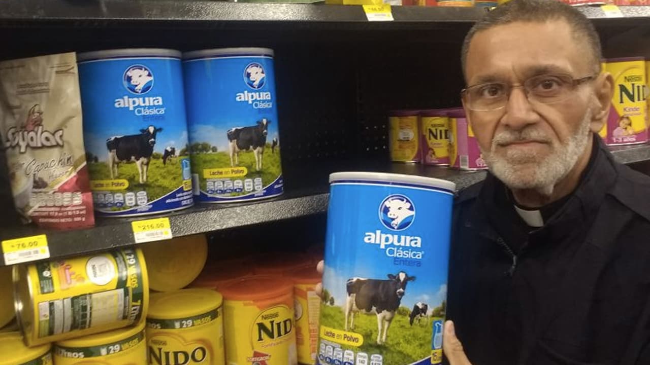 "Sigamos el ejemplo productivo de México, pronto nuestros anaqueles estarán como los de Toluca", escribió el padre José Palmar en Twitter.